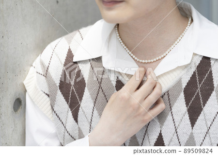 Pearl necklace worn by a young man Image of a pearl boy 89509824