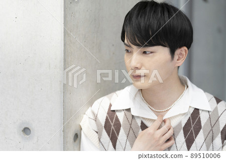 Portrait of a man in his twenties 89510006