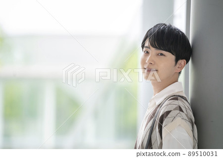 一個二十多歲的男人微笑著看著相機 89510031