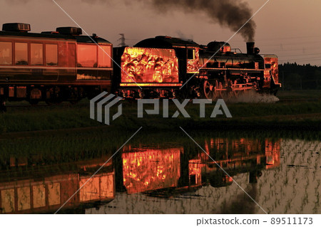 夕陽下奔跑的磐越齋線SL 89511173