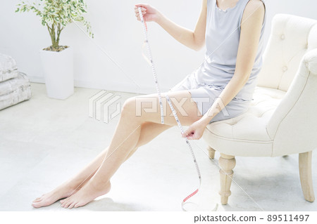 女性飲食形象 測量大腿 不露面的客廳 89511497