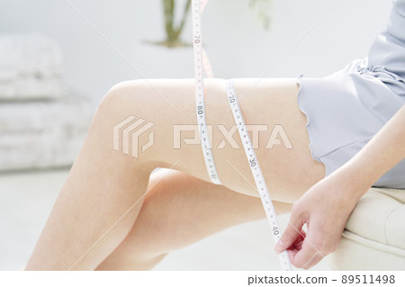 女性飲食形象 測量大腿 不露面的客廳 89511498