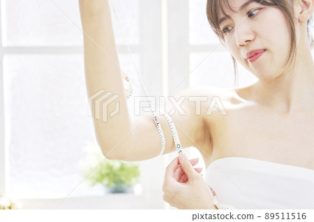 測量上臂的女性飲食形象客廳 89511516