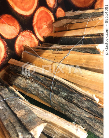 燒木頭，砍木頭 89514081