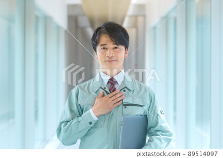 辦公室裡有個人電腦的中級工作服工程師 89514097