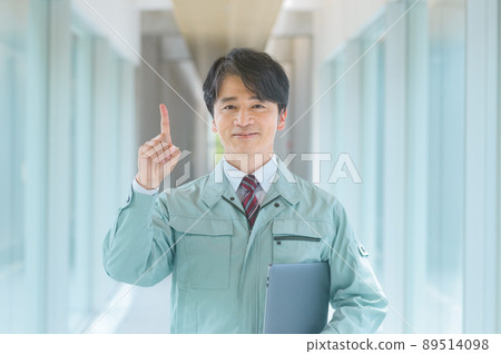 Middle work clothes engineer with a personal computer in the office 89514098