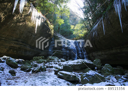 Toon City, Ehime Prefecture, Winter Waterfall in the Yuikawa Valley Toon City, Ehime Prefecture, Winter Waterfall in the Yuikawa Valley 89515356