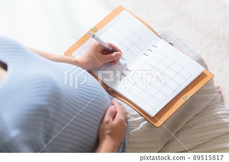 Pregnant woman's notebook to fill in the calendar 89515817