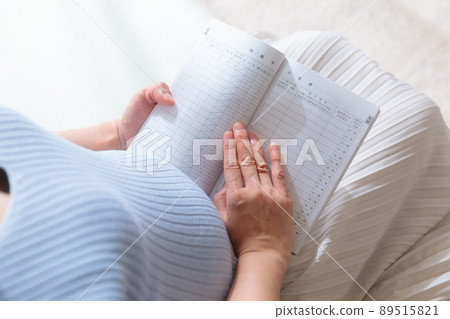 看母子手冊的孕婦 看母子手冊的孕婦 89515821