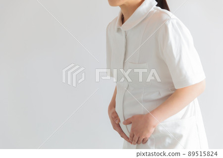 Working pregnant woman full month abdominal pain 89515824