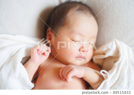 一個 13 天大的新生嬰兒的睡臉 89515833