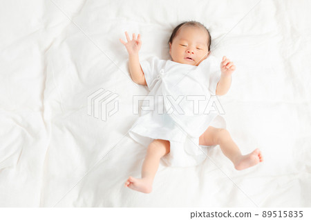 Healthy baby, newborn, 17 days after birth Healthy baby, newborn, 17 days after birth 89515835