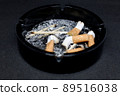 收集在煙灰缸中的煙頭 89516038