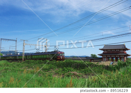 Sightseeing limited express that goes to the Heijo Palace ruins 89516229