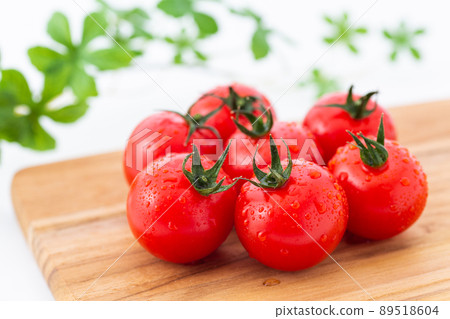Mini tomatoes (fruit tomatoes) 89518604