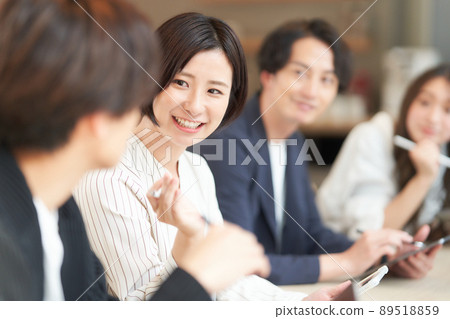 Business person having a group meeting 89518859