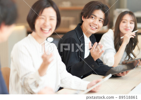 舉行小組會議的商務人士 89518861