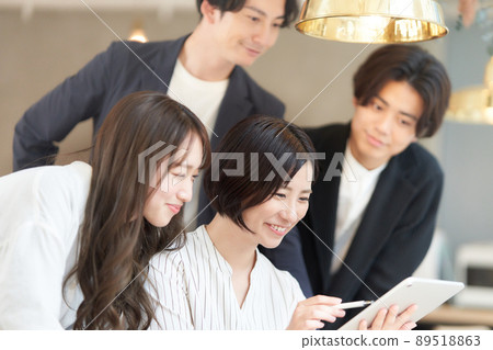 A business person who has a meeting while looking at a tablet 89518863