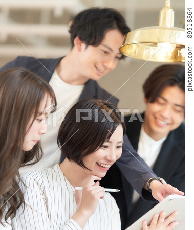 一邊看平板電腦一邊開會的商務人士 89518864