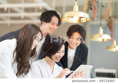 A business person who has a meeting while looking at a tablet A business person who has a meeting while looking at a tablet 89518865