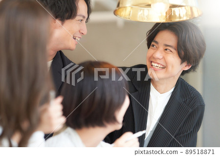 A business person who talks with a smile 89518871