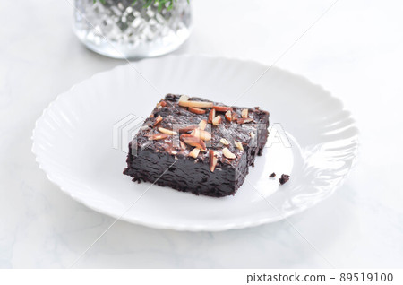 brownie, chocolate cake with almond 89519100