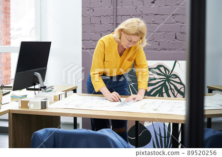Engineer drawing plan at table Engineer drawing plan at table 89520256