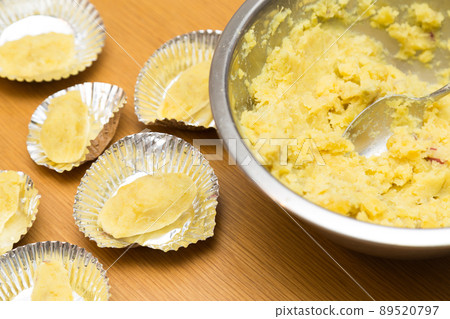 Making sweet potatoes 89520797
