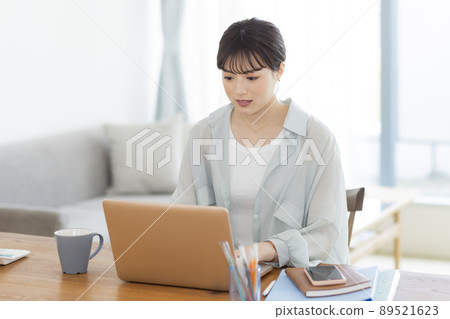 Young woman working remotely 89521623