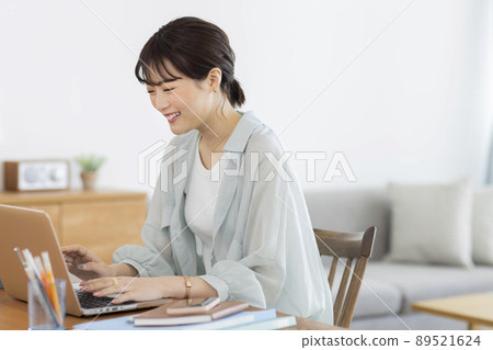 Young woman working remotely 89521624