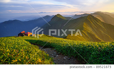 The ridgeline of the Tanigawa mountain range and the shoulder hut / dusk scene The ridgeline of the Tanigawa mountain range and the shoulder hut / dusk scene 89521873