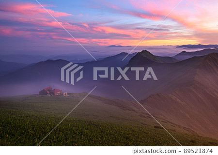 The ridgeline of the Tanigawa mountain range and the shoulder hut / dusk scene The ridgeline of the Tanigawa mountain range and the shoulder hut / dusk scene 89521874