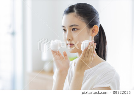 一個年輕女子潔面 89522035