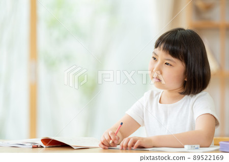 學習在客廳的小學女孩 89522169