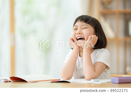 Elementary school girl studying in the living room 89522171