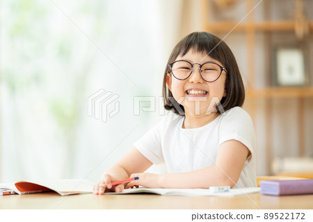 學習在客廳的小學女孩 89522172