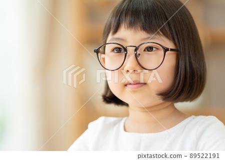 Elementary school girl wearing glasses 89522191