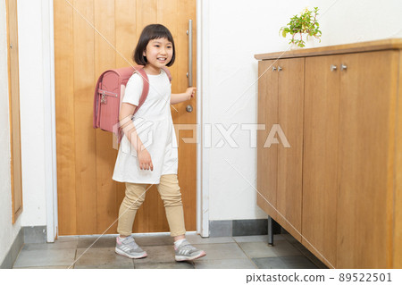 Elementary school entrance girl 89522501