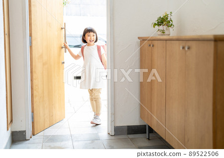 Elementary school entrance girl Elementary school entrance girl 89522506