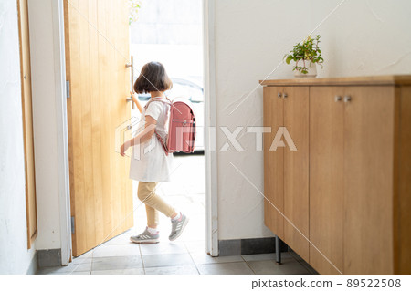 Elementary school entrance girl 89522508