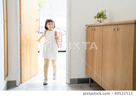 Elementary school entrance girl Elementary school entrance girl 89522513
