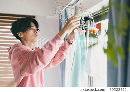 洗衣服的年輕人 89522811