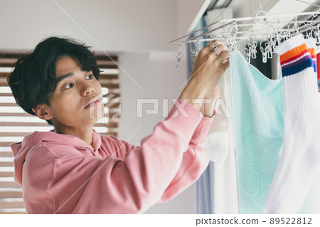 Young man doing the laundry 89522812