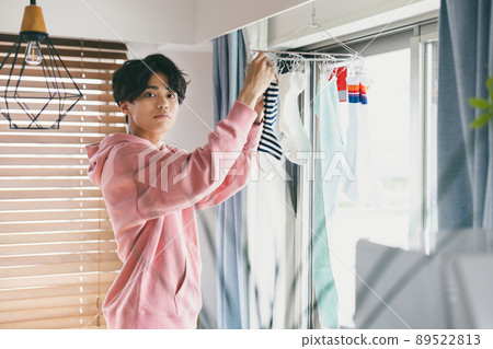 洗衣服的年輕人 89522813