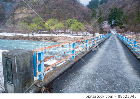關越高速公路湯澤IC附近,從築馬川支流魚野川新邊橋的融雪中眺望,殘雪,初春美景 關越高速公路湯澤IC附近,從築馬川支流魚野川新邊橋的融雪中眺望,殘雪,初春美景 89523345