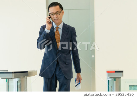 Businessman smartphone security gate shooting cooperation "LINK FOREST" 89523450