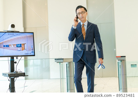 Businessman smartphone security gate shooting cooperation "LINK FOREST" 89523481