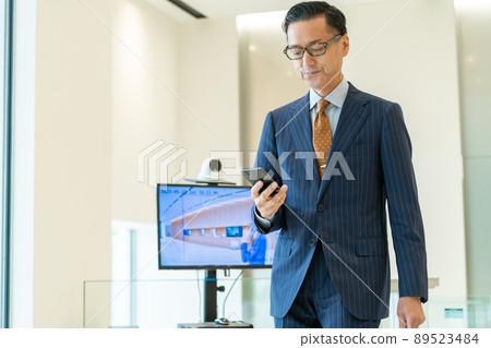Businessman smartphone security gate shooting cooperation "LINK FOREST" Businessman smartphone security gate shooting cooperation "LINK FOREST" 89523484