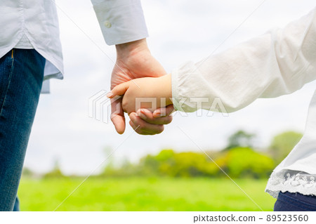 孩子和爸爸一家手牽手走在草地上 育兒自然環境 89523560