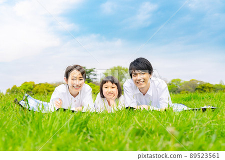 Parent-child family lying on the meadow Child-rearing picnic Parent-child family lying on the meadow Child-rearing picnic 89523561